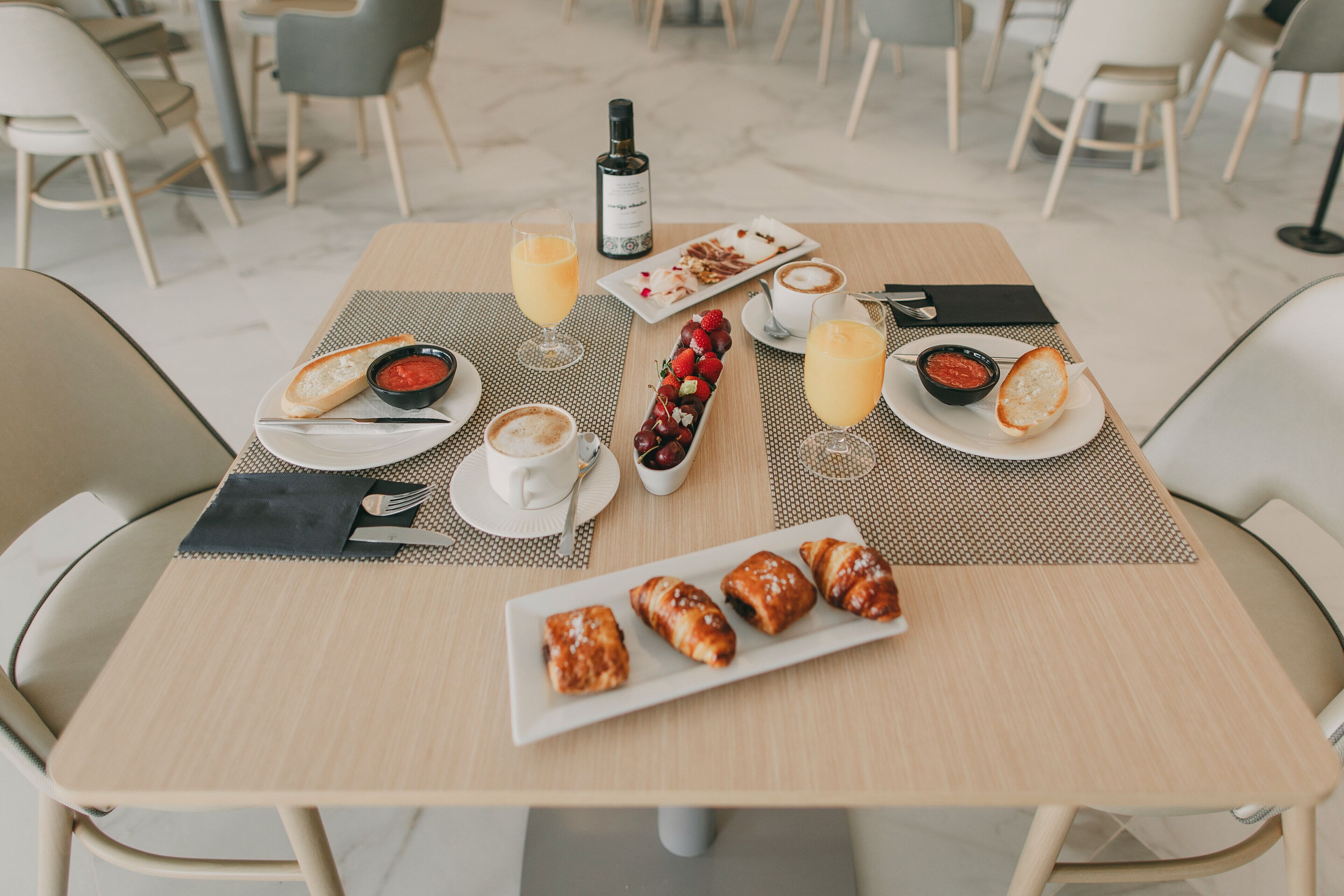 Café da manhã com buffet todos os dias (EUR 12 por pessoa) 