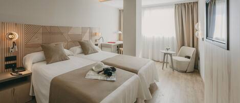 Een minibar, een kluis op de kamer, een bureau, een laptopwerkplek