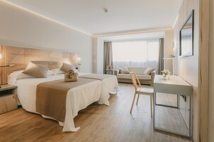 Quarto casal clássico (+ extra bed, 2 adults and 1 child) | Frigobar, cofres nos quartos, escrivaninha