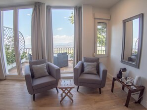 Premium Double Room, 1 King Bed, City View | Living room