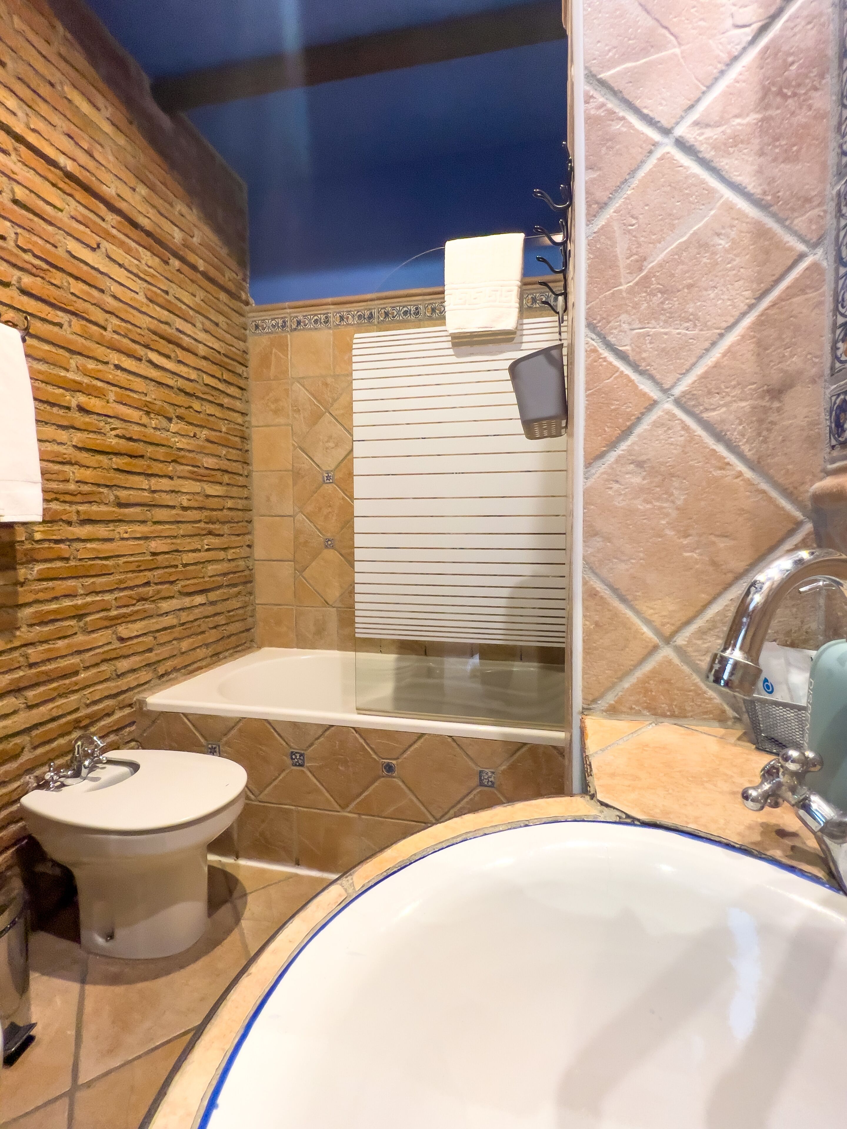 Une salle de bain équipée d’un lavabo, d’un bidet et d’une baignoire.