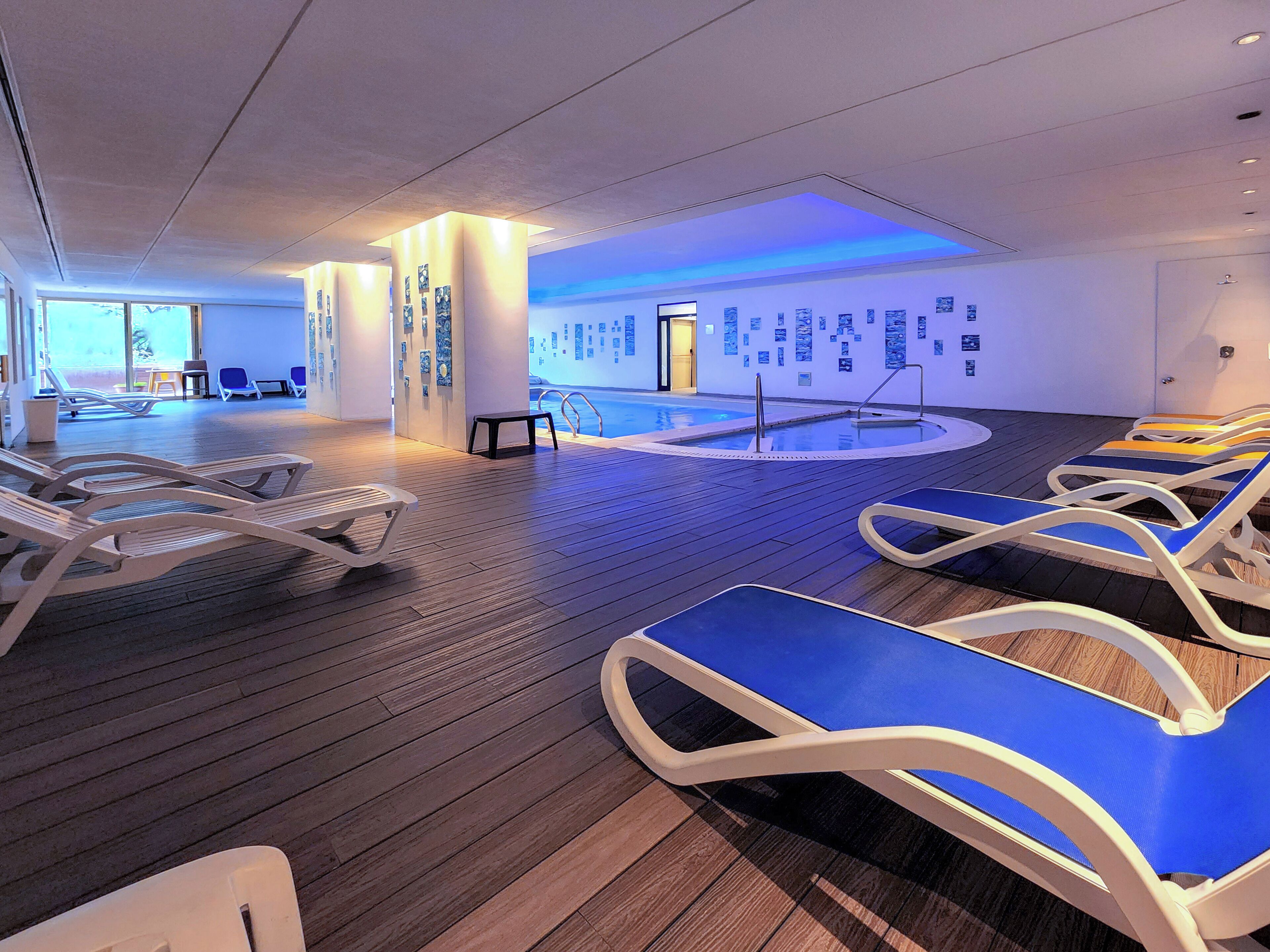 Indoor pool, sun loungers