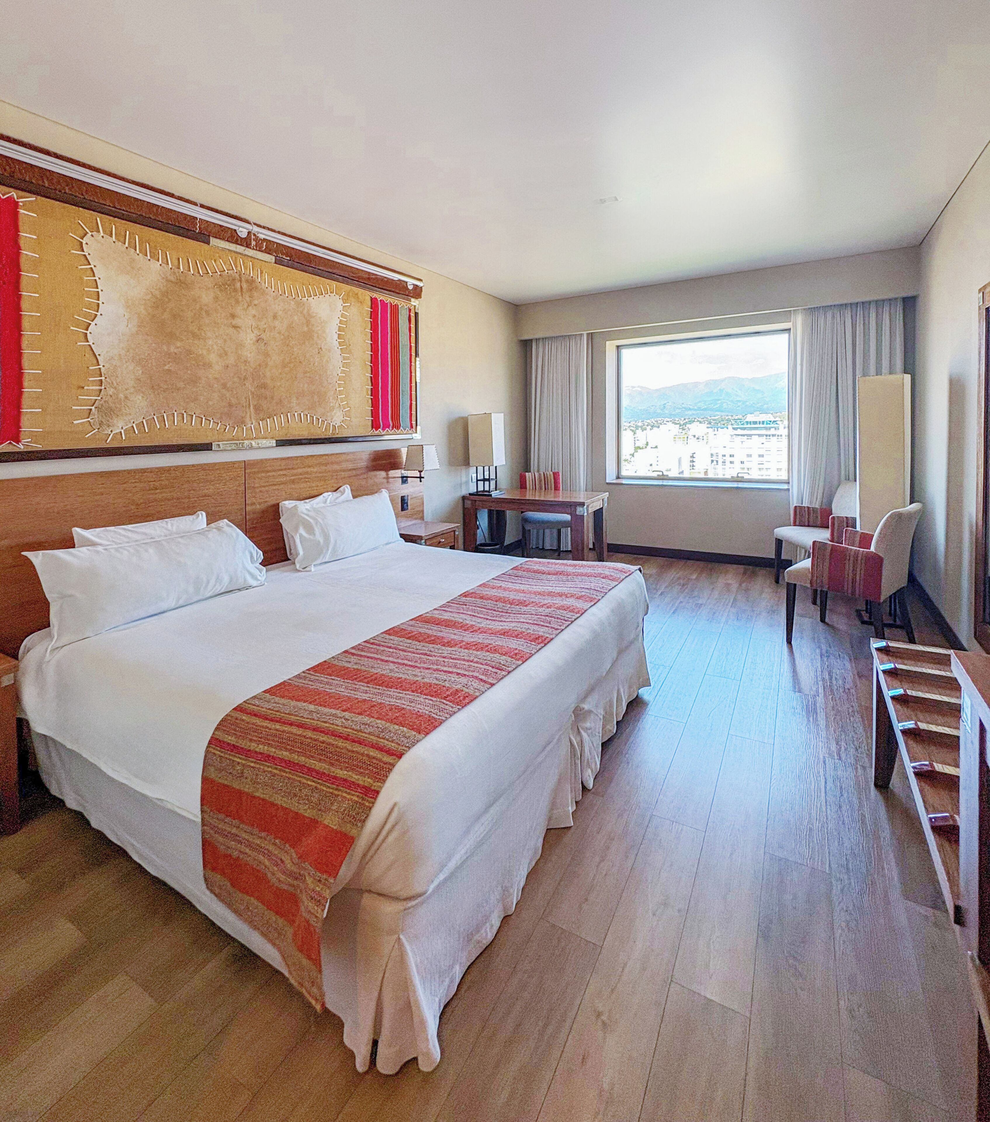 Värdeförvaringsskåp på rummet, skrivbord och ljudisolering