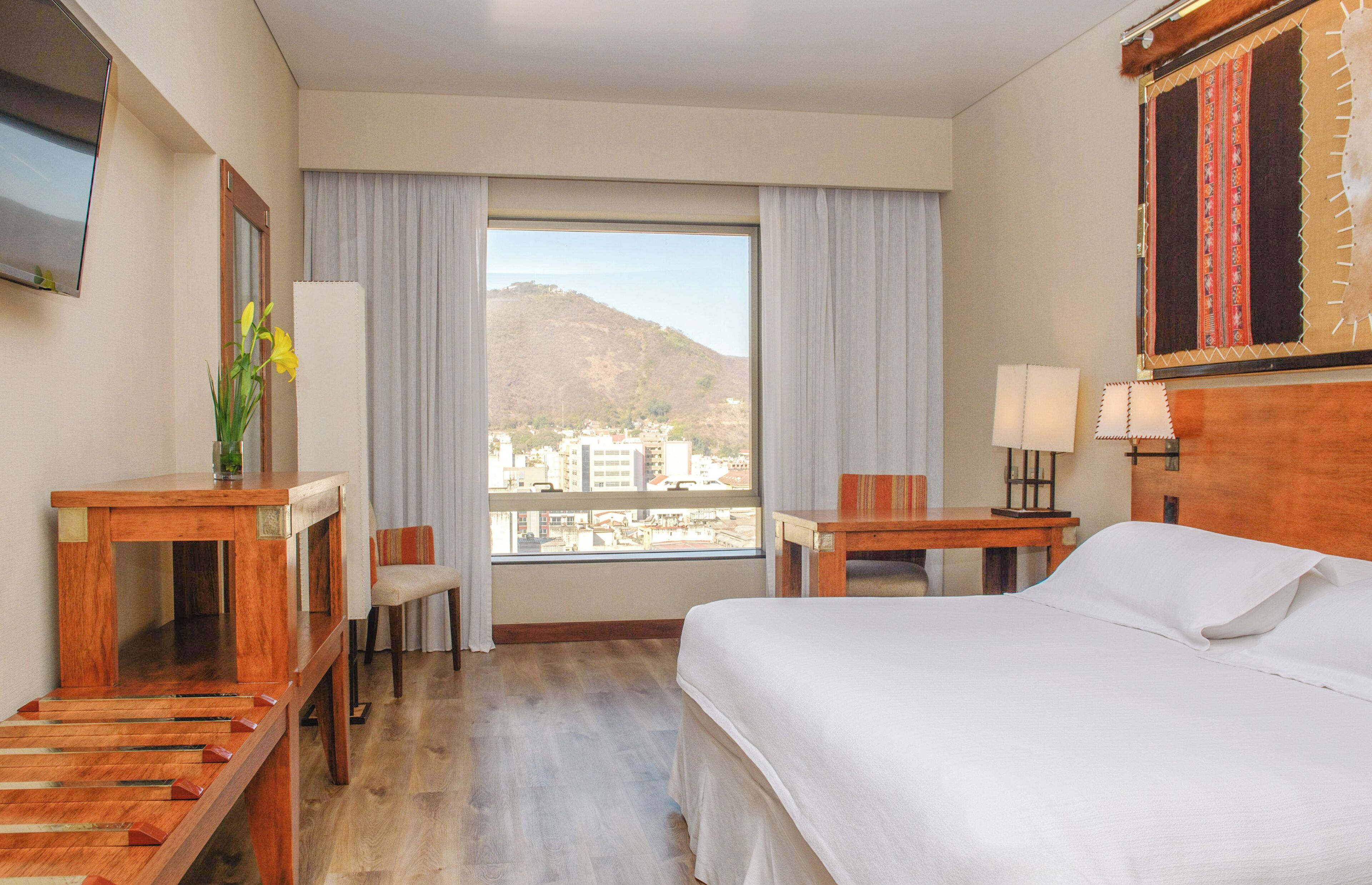 Värdeförvaringsskåp på rummet, skrivbord och ljudisolering