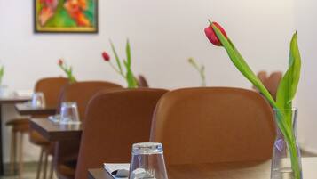 Desayuno buffet diario (EUR 15 por persona)