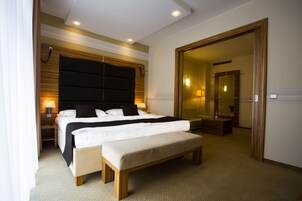 Apartment | Hypo-allergenic bedding, minibar, in-room safe, blackout drapes