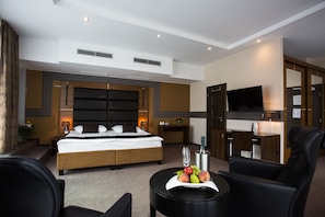 Hypo-allergenic bedding, minibar, in-room safe, blackout curtains