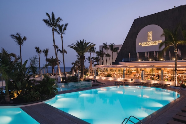 2 outdoor pools