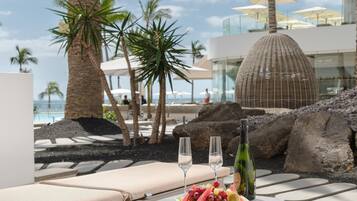 Zimmersafe, VerdunkelungsvorhÀnge, kostenloses WLAN, BettwÀsche