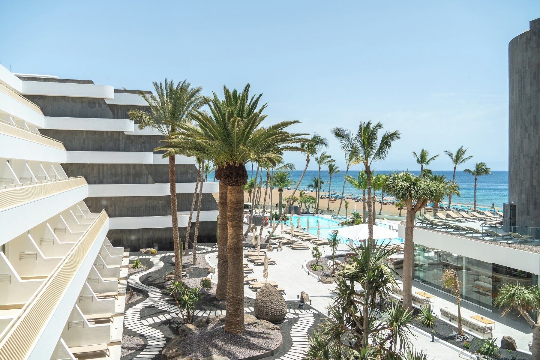 2 hồ bơi ngoài trời 