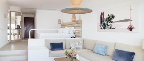 Un salon moderne avec un canapé, une table basse et un tableau accroché au mur.