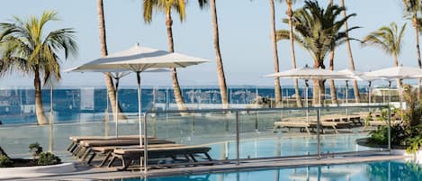 2 outdoor pools