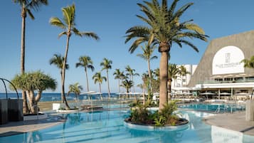 2 piscinas al aire libre