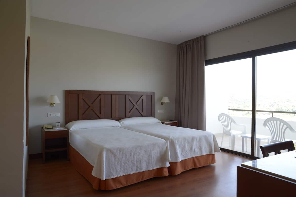 Down comforters, minibar, desk, free WiFi