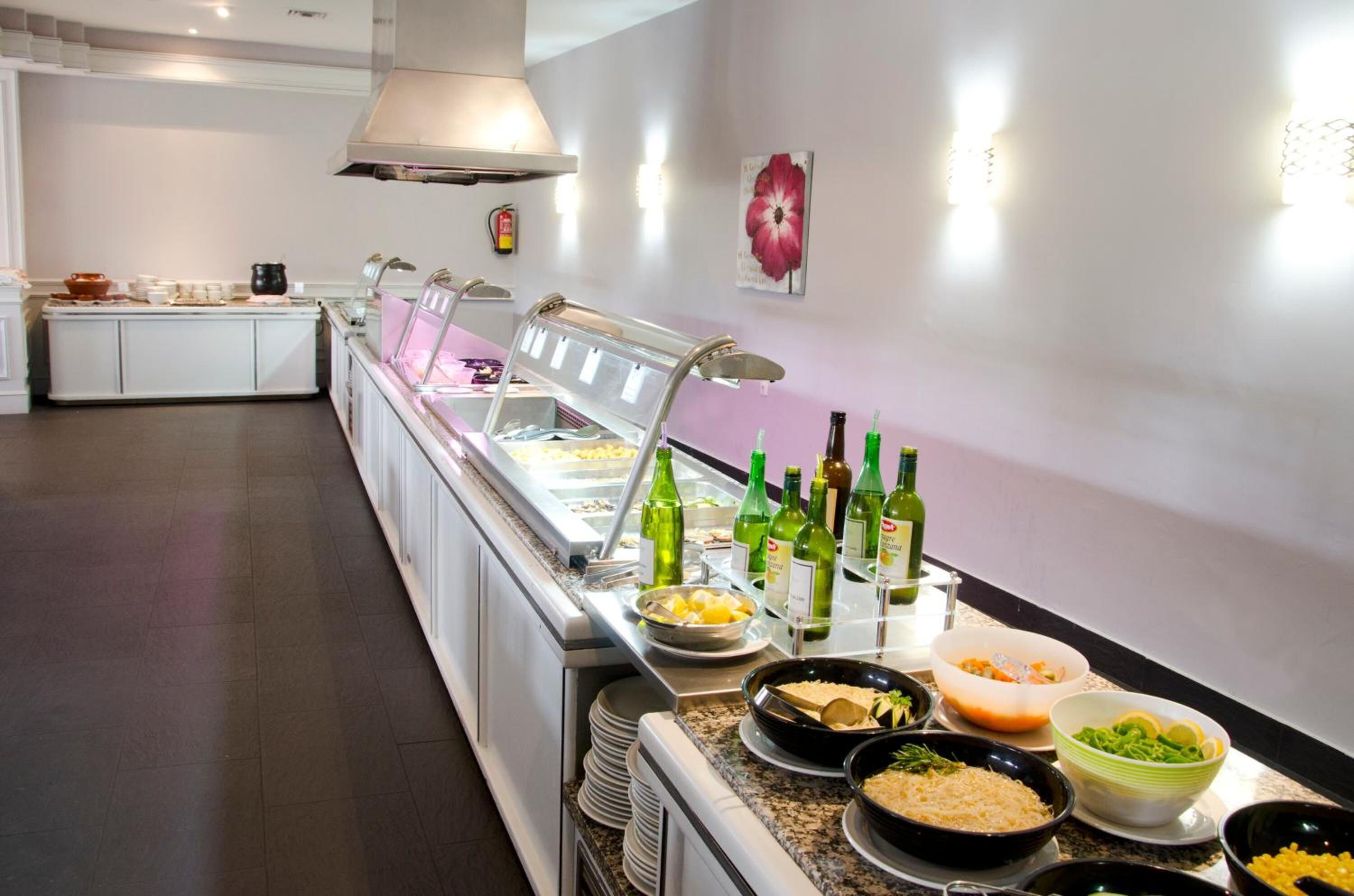 Un buffet proposant une variété de plats et de boissons en bouteille.
