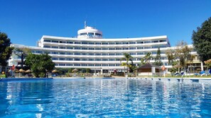 A large hotel with a swimming pool in the foreground. - Hotel TRH Paraiso (Estepona)