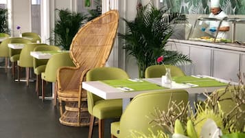 2 restaurantes; se sirven cenas