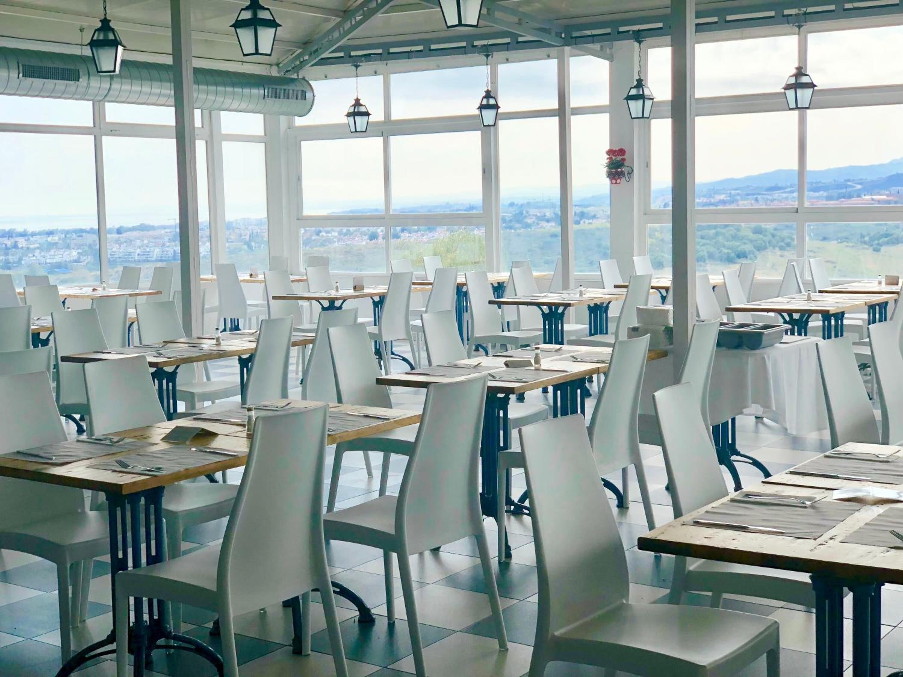 2 restaurants, dinner served