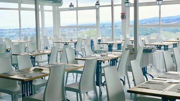 2 restaurants, dinner served