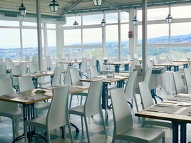 2 restauranter; serverer aftensmad