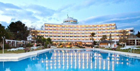 Una piscina al aire libre. Hotel TRH Paraiso