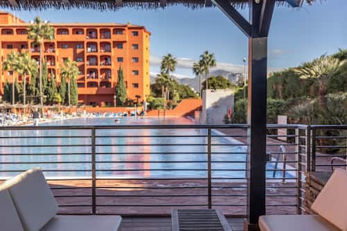 Piscina coberta, piscina a l'aire lliure de temporada i para-sols
