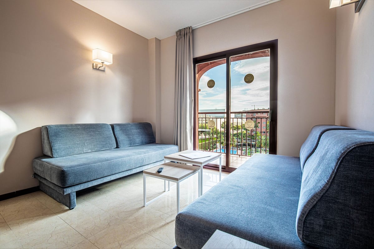 1 habitación, escritorio y espacio para trabajar con laptop