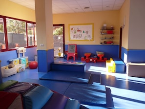 Zona de juegos infantil cubierta