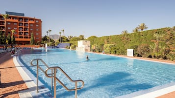 Piscine couverte, piscine extérieure (ouverte en saison)