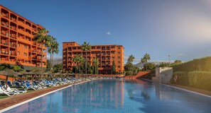 Een binnenzwembad en een seizoensgebonden buitenzwembad