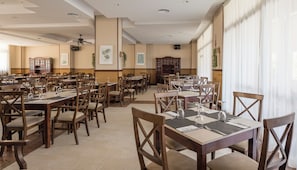 2 restaurantes; se sirven desayunos, almuerzos, cenas y cocina española