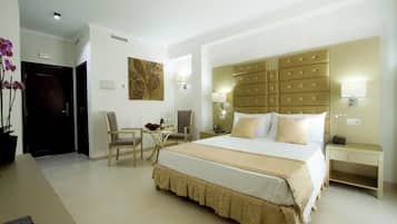 Habitación doble, balcón | Ropa de cama de alta calidad, colchones Select Comfort, minibar