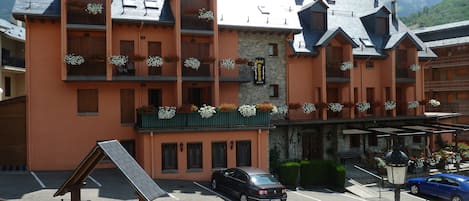 Vista frontal de la propiedad