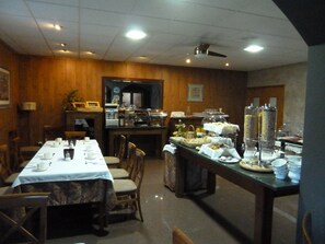 Breakfast and dinner served - Hotel Sabocos (Panticosa)