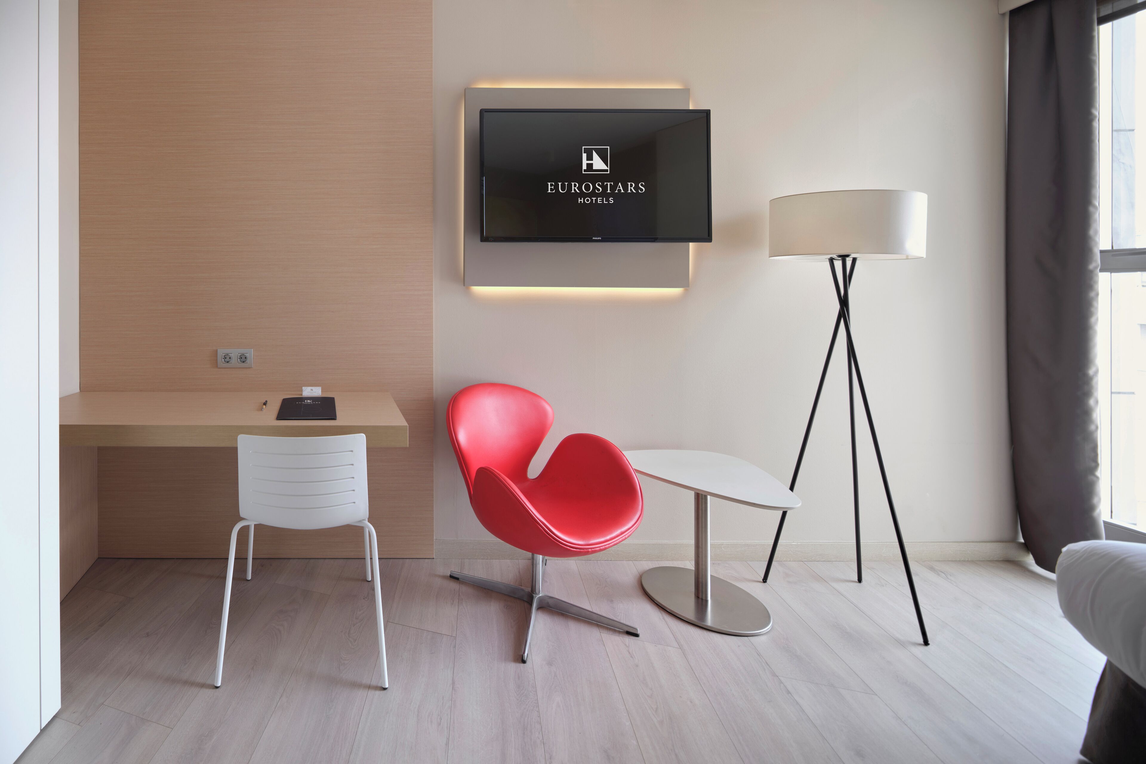 single room | down duvets, minibar, in-room safe, desk