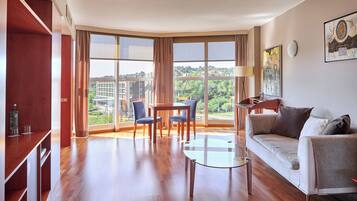 Edredones de plumas, minibar, caja fuerte y escritorio