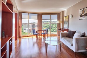 Cubrecamas, minibar, caja de seguridad en la habitación y escritorio 