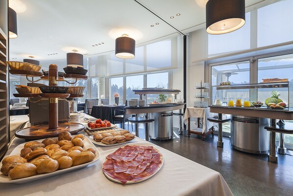 Dagelijks ontbijtbuffet (EUR 15 per persoon)