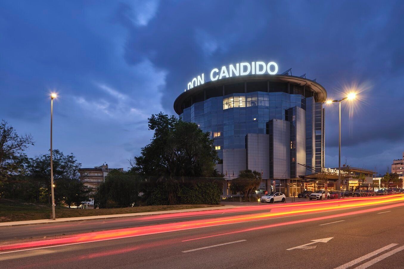 Un edificio moderno con fachada curva y el nombre 'MONCANDIDO' bien visible.
