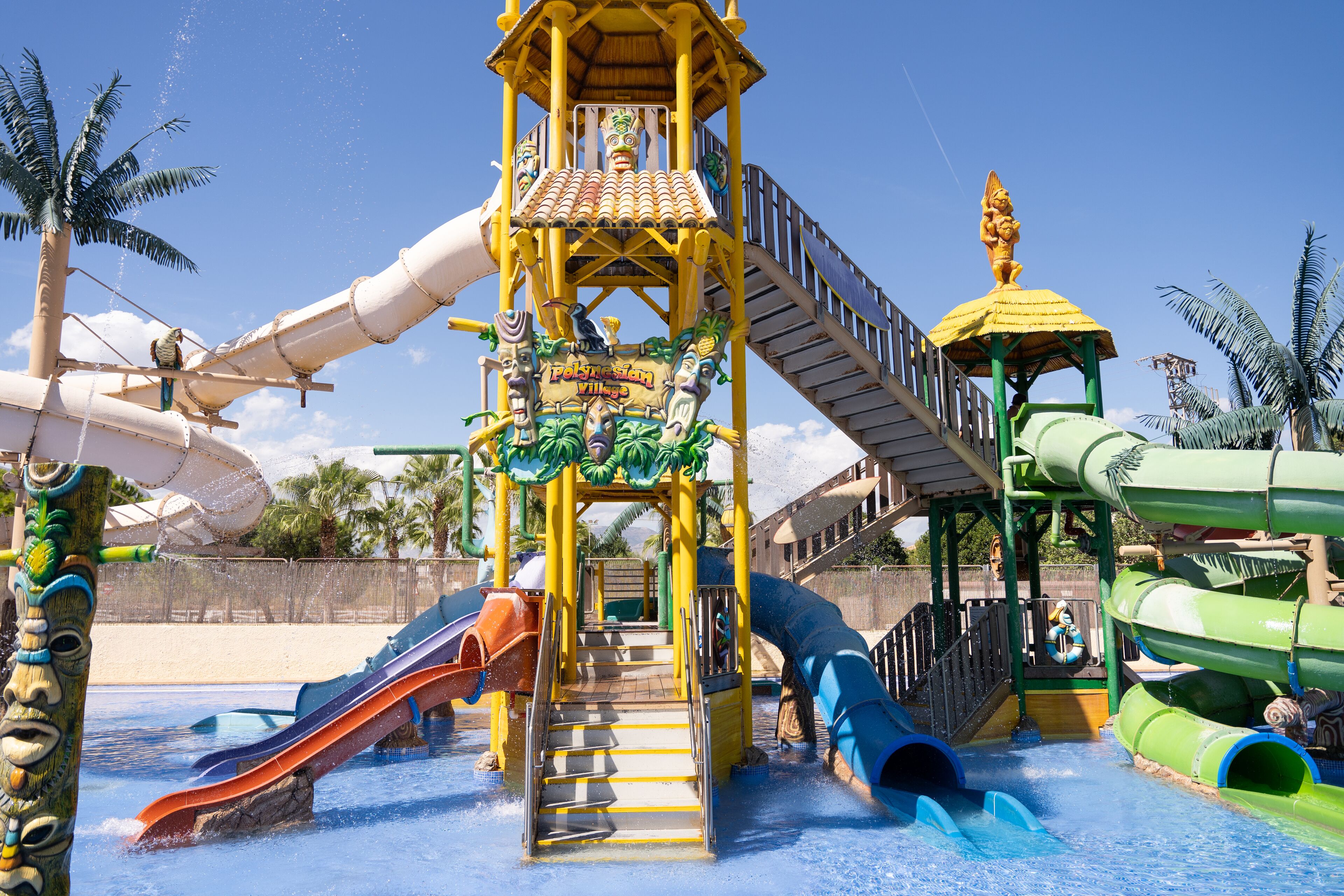 Parque acuático con múltiples toboganes y atracciones de agua.