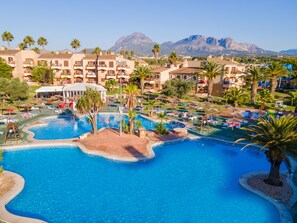 A resort with multiple swimming pools, palm trees, and mountain views. - Albir Garden Resort (L'Alfas del Pi)