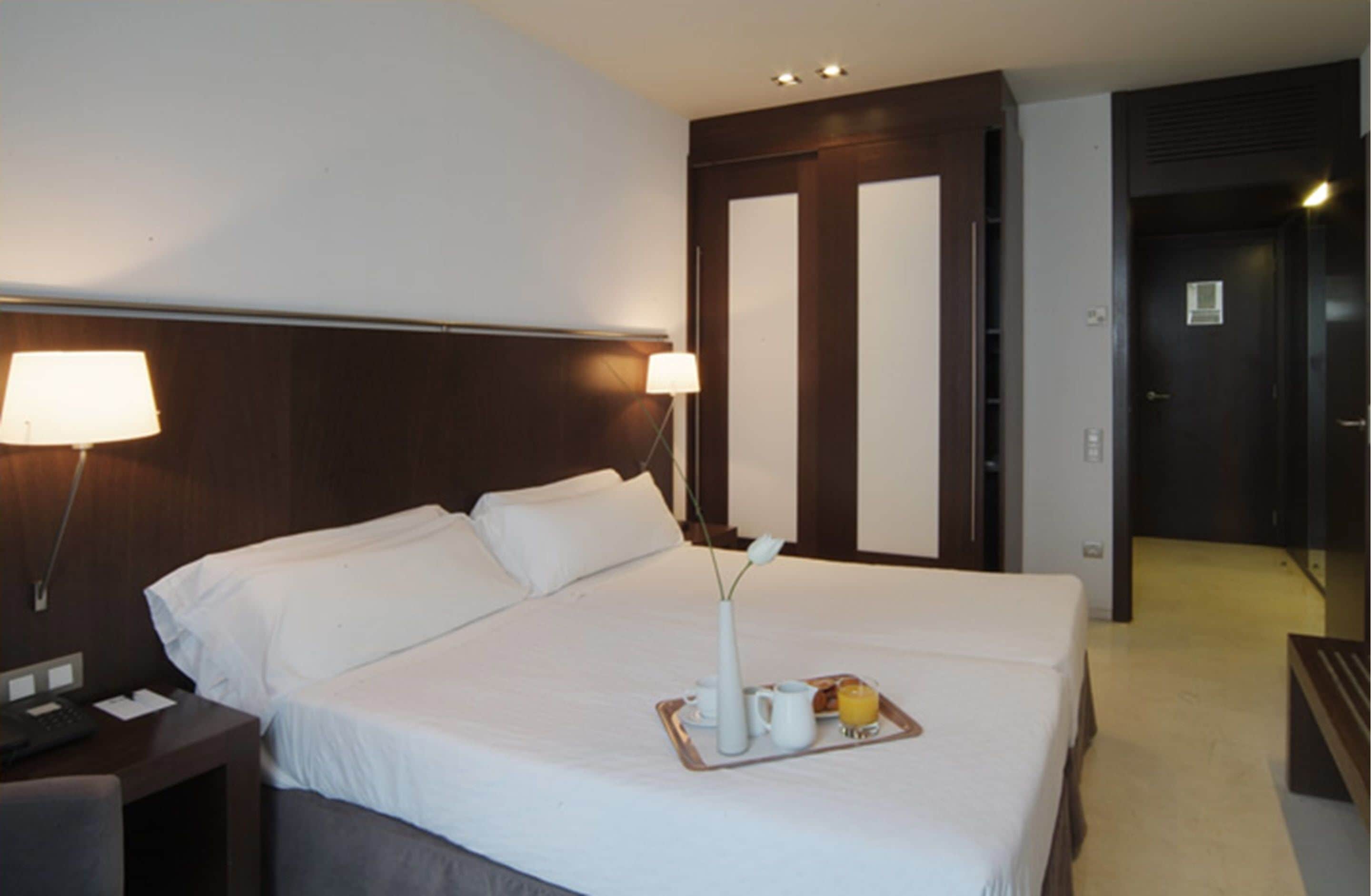 economy double room | minibar, in-room safe, desk, soundproofing