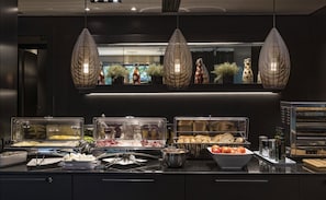 Petit déjeuner buffet (15 EUR par personne)