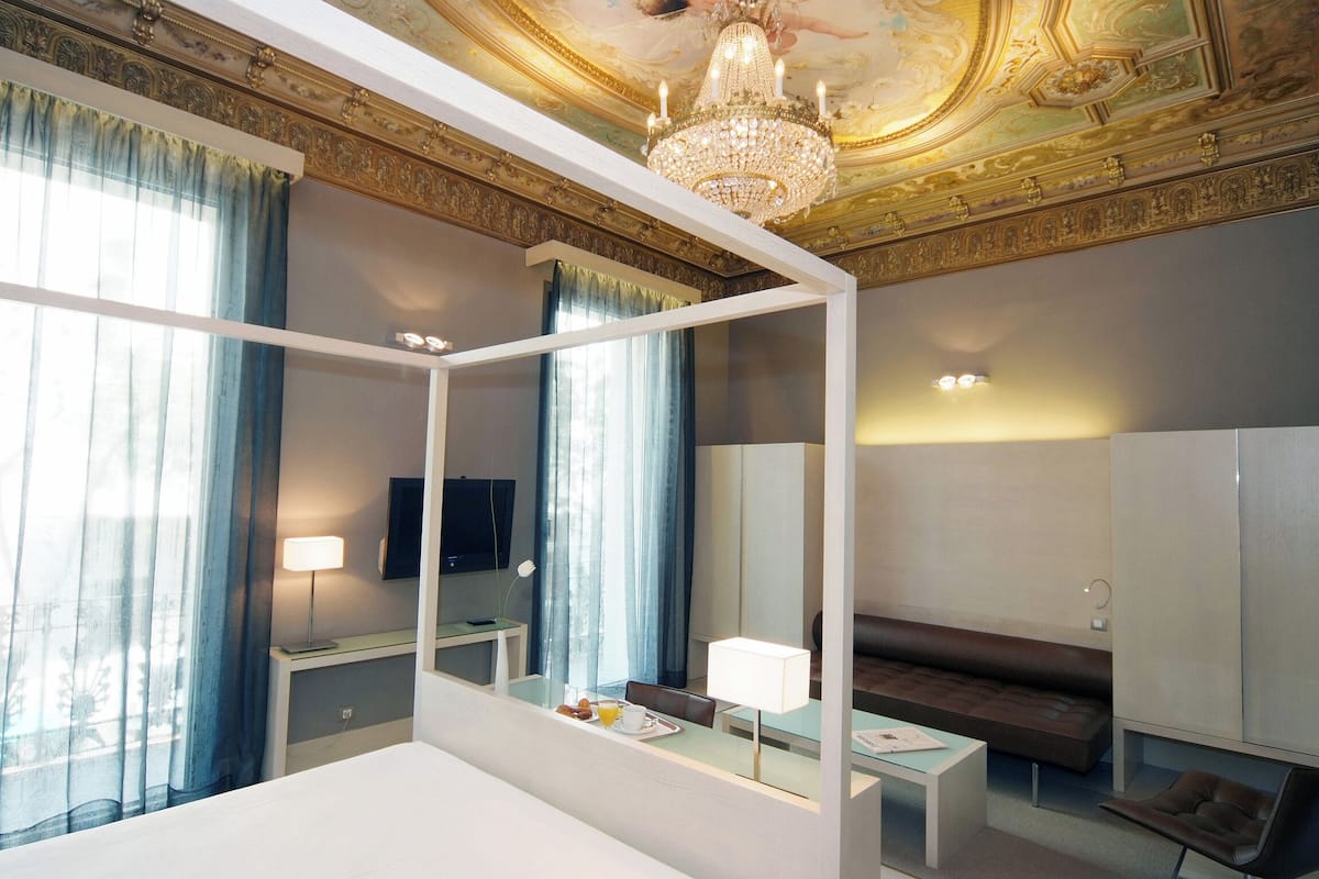 Junior Suite Deluxe, 1 Twin Bed | Minibar, in-room safe, desk, soundproofing