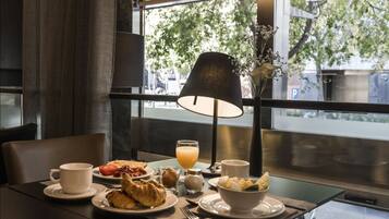 Se ofrece un desayuno bufé (15 EUR por persona)