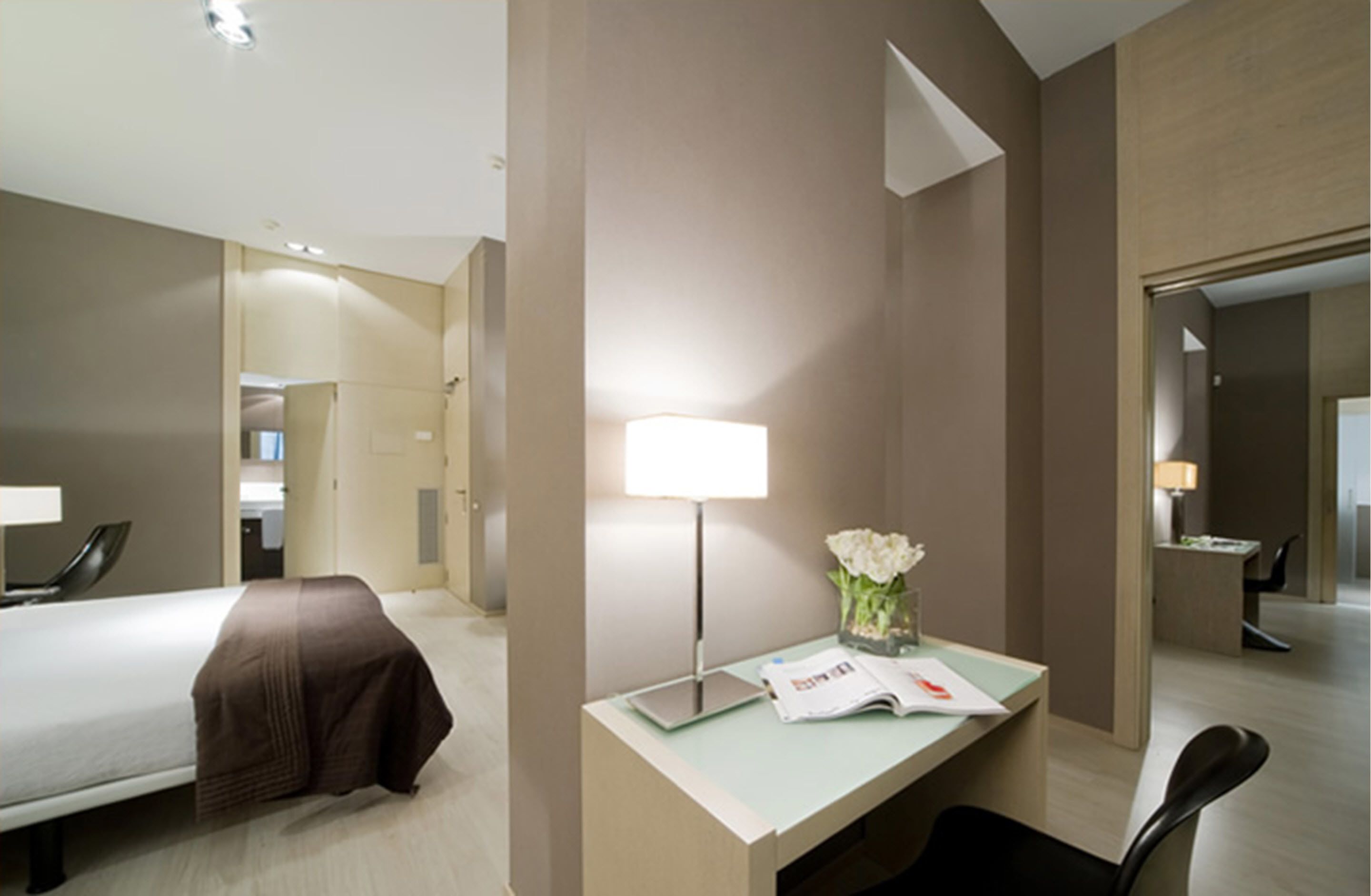 family room | minibar, in-room safe, desk, soundproofing