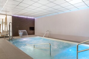 Indoor spa tub