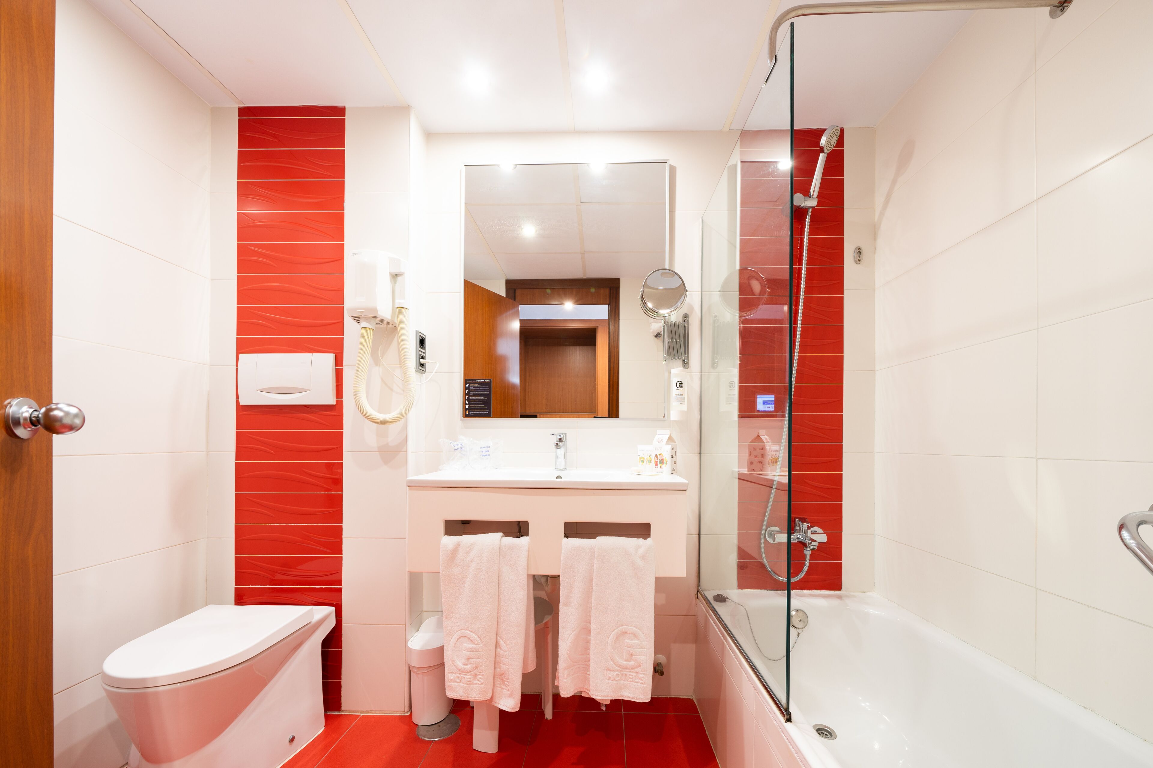 Un baño moderno con inodoro, lavabo y bañera.
