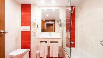 Un baño moderno con inodoro, lavabo y bañera.