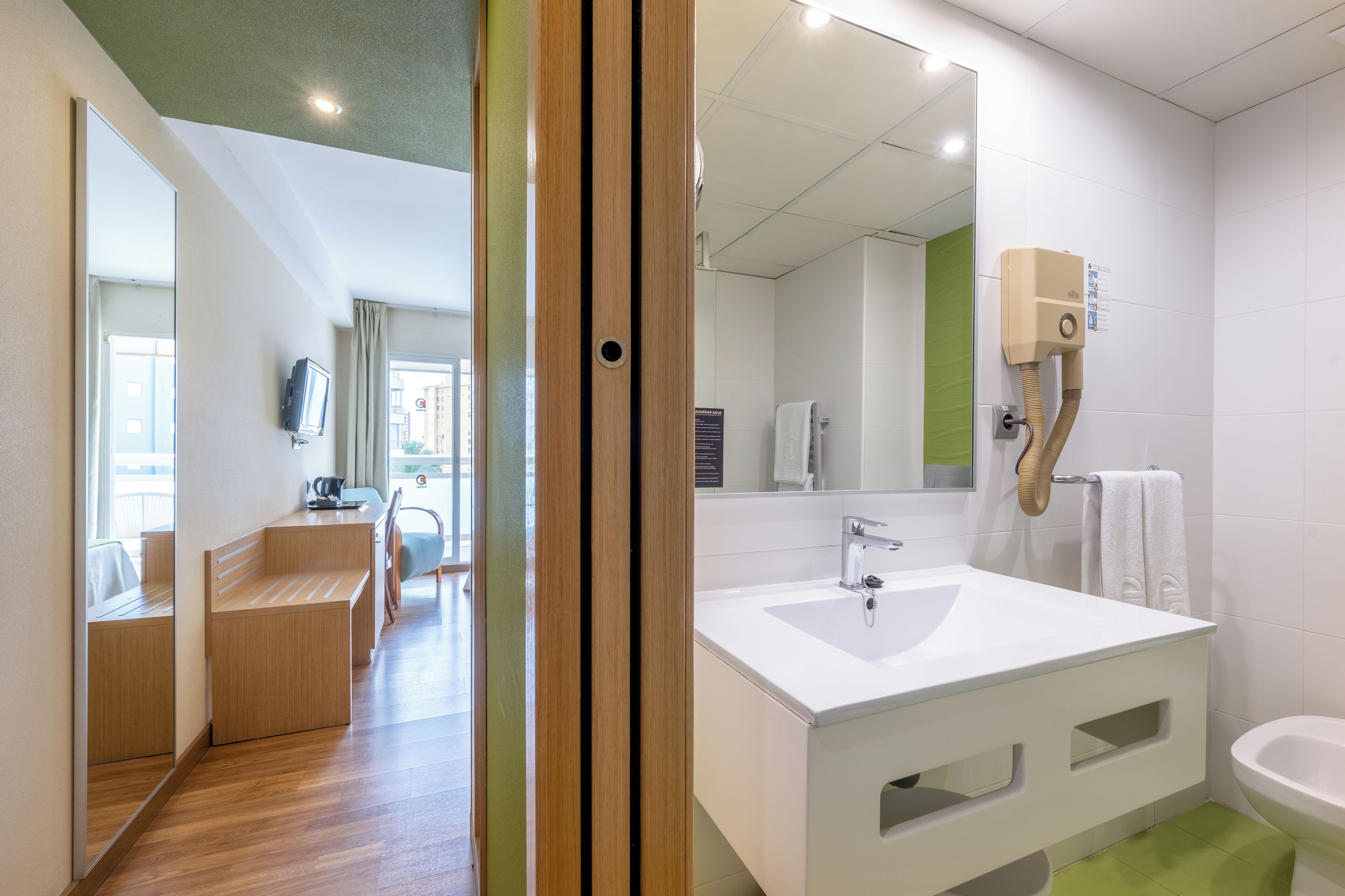 classic room, terrace | 1 bedroom, minibar, individually decorated, individually furnished